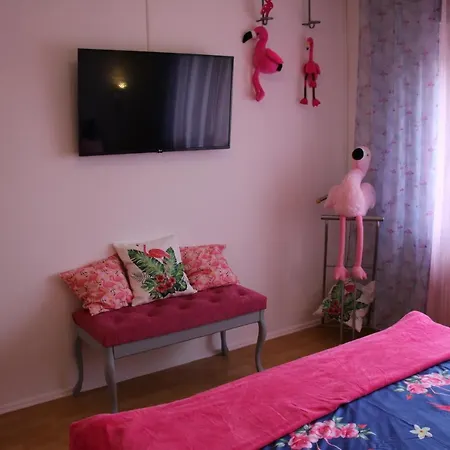 Apartment Pink Flamingo Nest - Unique Design Senta